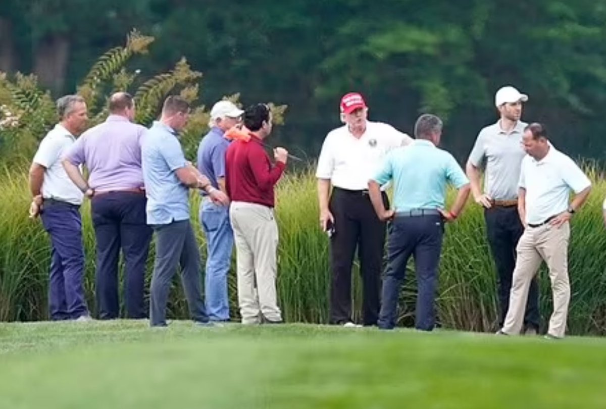MamaZMBA's tweet photo. This is a GOLF logistics meeting. Who and why? Read on...
#TrumpDC
1/7 https://t.co/Dj5cx5OTcR