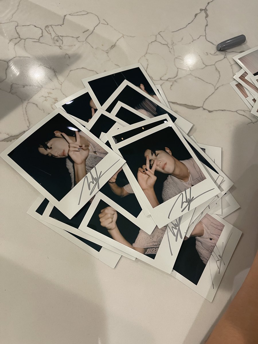 DNAmngmnt's tweet image. [📷 MARK SHOTS]

✍🏼✌🏼

🔗 marktuan.store 

#MarkTuan #Mark 
#마크 #段宜恩 
#theotherside #faraway
@marktuan