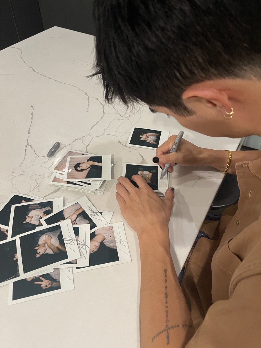 DNAmngmnt's tweet image. [📷 MARK SHOTS]

✍🏼✌🏼

🔗 marktuan.store 

#MarkTuan #Mark 
#마크 #段宜恩 
#theotherside #faraway
@marktuan