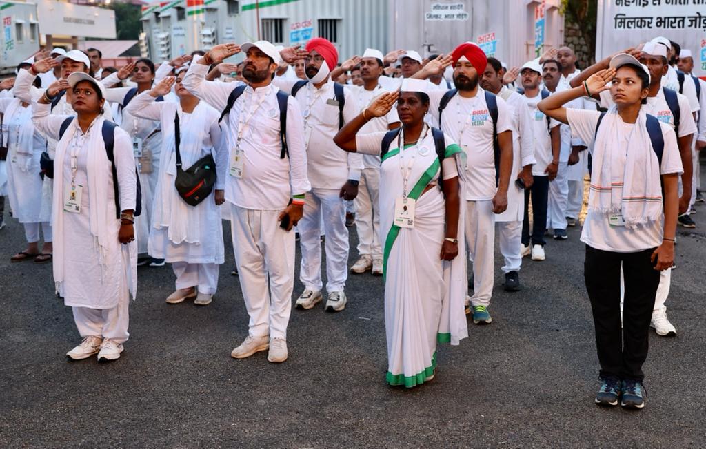sunilchamoli750's tweet photo. #BharatJodoYatra को मिल रहा है जन-जन का साथ।
मिलकर बदलेंगे देश के हालात।।

कदम से कदम मिल रहे हैं.. भारत एक हो रहा है।
@INCIndia @INCUttarakhand https://t.co/kjYC6uTfYC