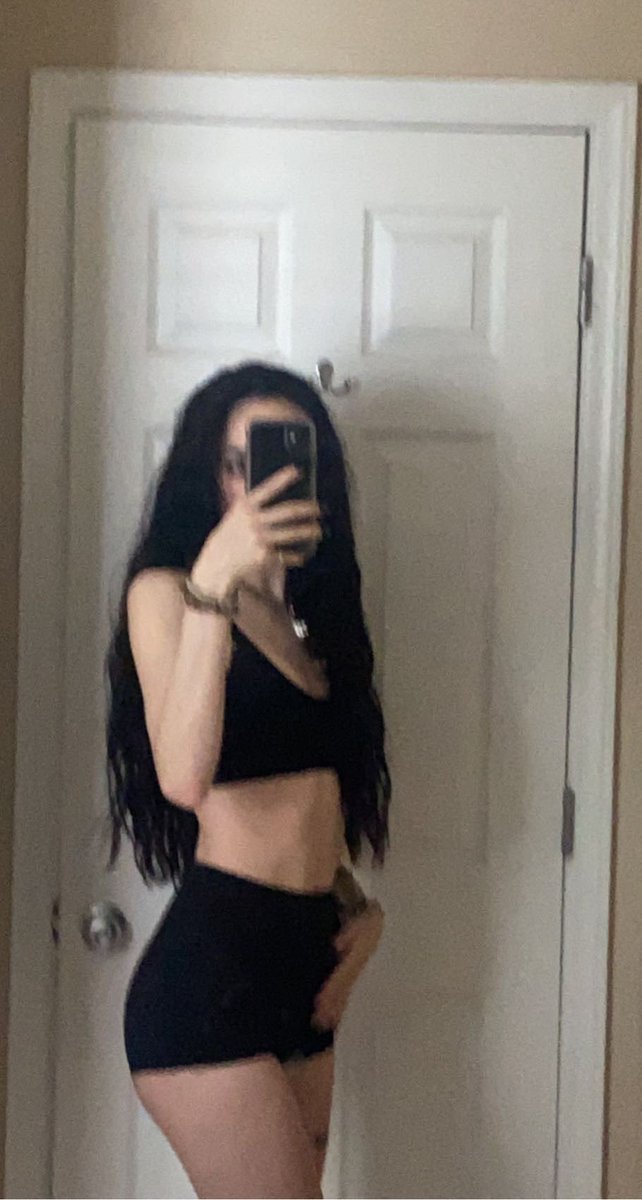 milkaela333's tweet photo. old pics new media 🖤 https://t.co/XVSVktrHA7