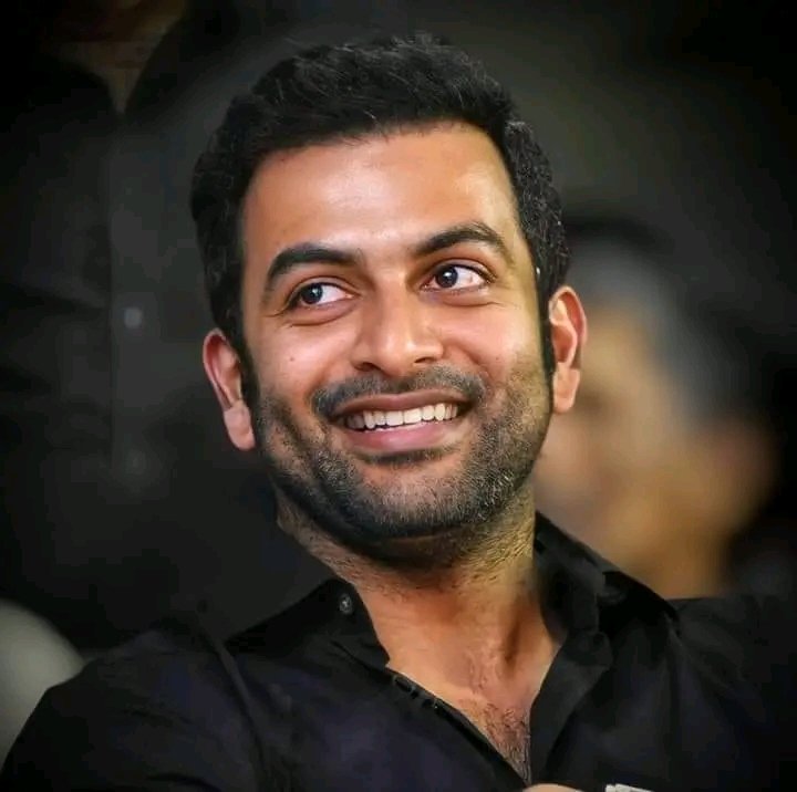 ArmyPrithviraj's tweet photo. നടനായും ഗായകനായും നിർമ്മതാവയും സംവിധായാകനായും മലയാള സിനിമ അടക്കി വാഴുന്ന ഒരേയൊരു യുവരാജാവ്..❤

#20YearsOfPrithvism 💎

@PrithviOfficial https://t.co/VPSKQTEDSg