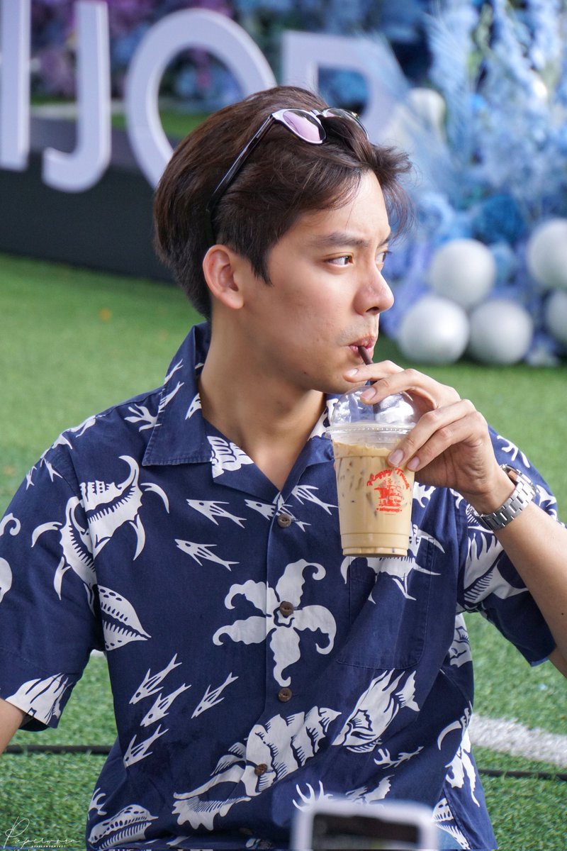paperworm_shot's tweet photo. แค่กินน้ำ พี่เต้ @tae_darvid ต้องเท่เบอร์นี้เลยหรอค้าบบบบ 😍🔥

#TaeDarvid
#jobbiicharity2022 https://t.co/SCuOZaGFcG
