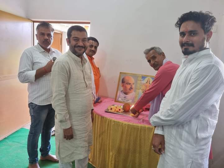 Sandeep23195360's tweet photo. आदरणीय भाई साहब श्री @ravirajsyadav (पूर्व जिला पंचायत अध्यक्ष) जी के साथ..।
भारतीय जनता पार्टी मंडल #शाहनगर की बैठक में शामिल रहा।
#shahnagar https://t.co/Wp3HkAOix8