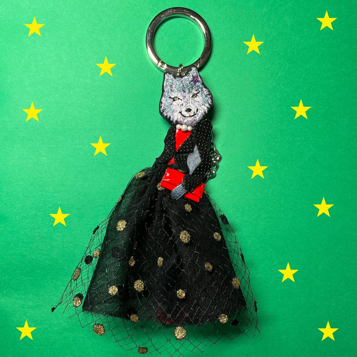 chakorina88's tweet photo. 今日はお客様からのオーダー品のアクセサリーをご紹介^^お題は狼🐺
wolf girl! 刺繍ブローチ&バッグチャームですよー 可愛い☺️
https://t.co/YrXktAl4J6
#japatic #brooch #wolf #狼 https://t.co/TZ1KcpY4yn