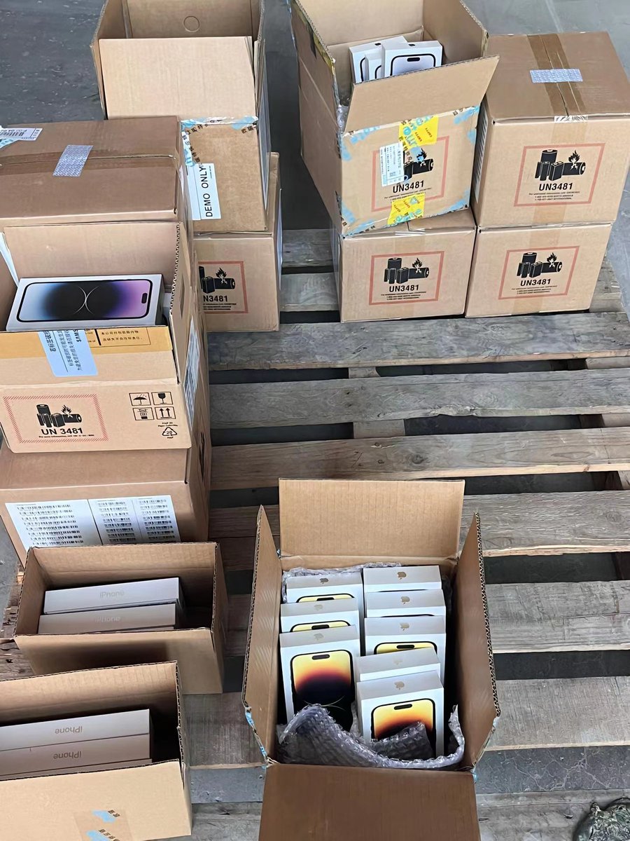 appltrack's tweet photo. More iPhone 14 Pro boxes have leaked 👀 😳 https://t.co/SRB5PPkfMh
