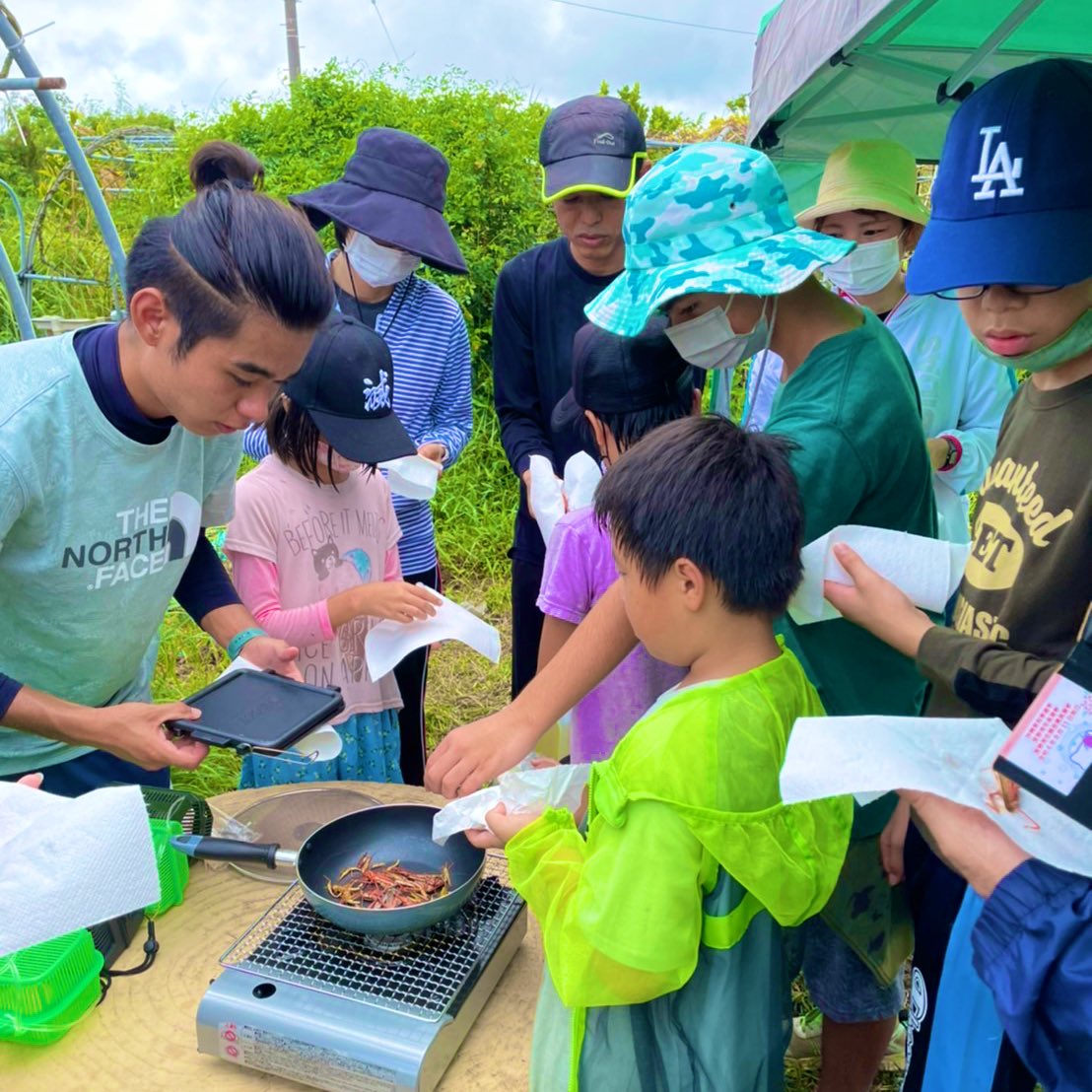kishaba0606's tweet photo. 「畑 de 昆虫食」@OrgaNect 
農家さんには害虫な昆虫を、美味しく食べちゃおう！👀

みんなで追い込み漁して走り回りながら捕って、新メニューのホットサンドでいただきます！

食べ足りない😭という嬉しい声や、留学のテーマに昆虫食を考えているという素敵なお話も👏

大好評につき次回は10/9開催！ https://t.co/myQQm1mhhv