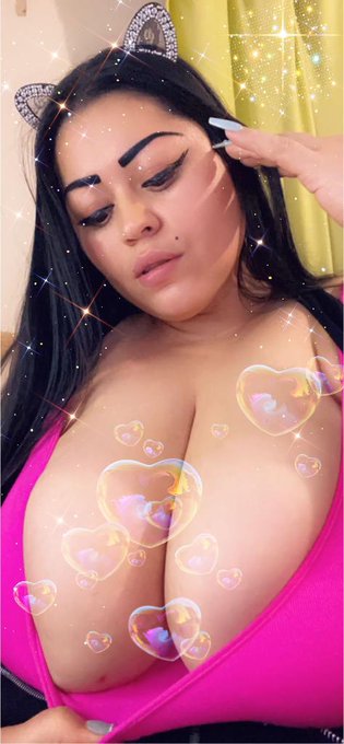 Bubbles anyone? 😜 #cleavage #BigBoobParadise #tetona https://t.co/z9GS5wsHxK<a href="/tag/cleavage"class="tags">#cleavage</a><a href="/tag/bigboobparadise"class="tags">#BigBoobParadise</a><a href="/tag/tetona"class="tags">#tetona</a>