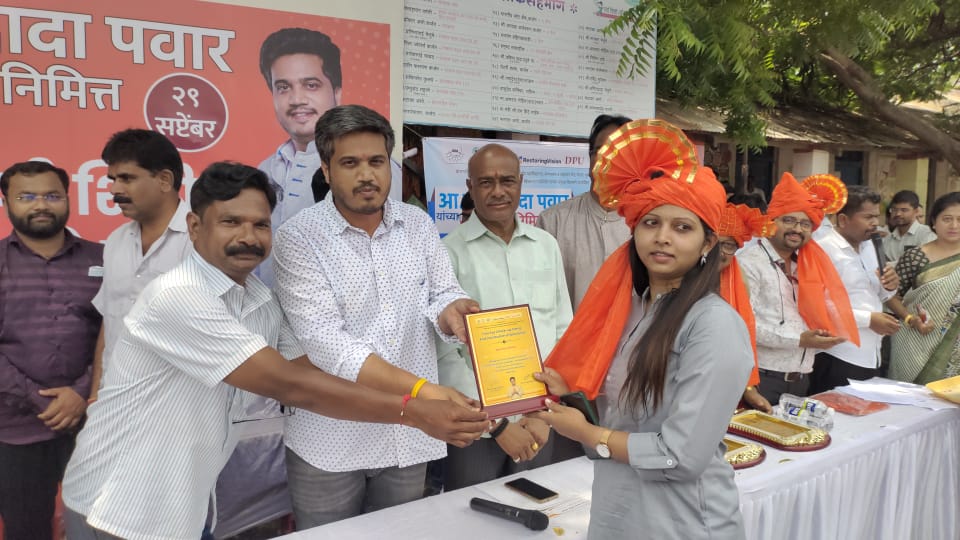 RRPSpeaks's tweet photo. माझ्या वाढदिवसानिमित्त मतदारसंघातील प्रत्येक गावात #KJIDF च्या माध्यामतून नेत्र तपासणी शिबिर घेण्यात येत असून यामध्ये तपासणी केलेल्या नागरिकांना इंम्पोर्टेड क्वालिटीचे चष्मे देण्यात येत आहेत. या शिबि���ाला भेट देऊन नागरीक आणि डॉक्टरांशी संवाद साधला. https://t.co/cr5HWoRG6q