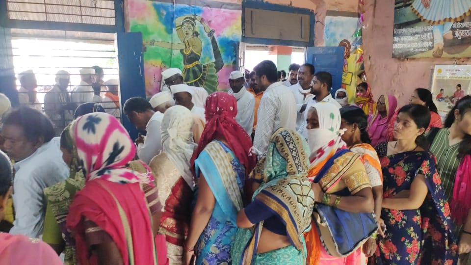 RRPSpeaks's tweet photo. माझ्या वाढदिवसानिमित्त मतदारसंघातील प्रत्येक गावात #KJIDF च्या माध्यामतून नेत्र तपासणी शिबिर घेण्यात येत असून यामध्ये तपासणी केलेल्या नागरिकांना इंम्पोर्टेड क्वालिटीचे चष्मे देण्यात येत आहेत. या शिबि���ाला भेट देऊन नागरीक आणि डॉक्टरांशी संवाद साधला. https://t.co/cr5HWoRG6q