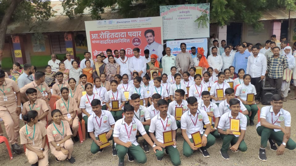 RRPSpeaks's tweet photo. यावेळी शिबिरासाठी आलेल्या डॉक्टरांचा सत्कार केला. या शिबिरासाठी डॉ. डी. वाय. पाटील आयुर्वेदीक महाविद्यालय, पुणे व्हिजन कॅटॅलिस्ट फंड, जतन फाऊंडेशन, रिस्टोरिंग व्हिजन, एस्सीलोर आणि बारामती ॲग्रो या संस्थांचं ���ोलाचं सहकार्य मिळत आहे. https://t.co/Dg6vL9Nfce