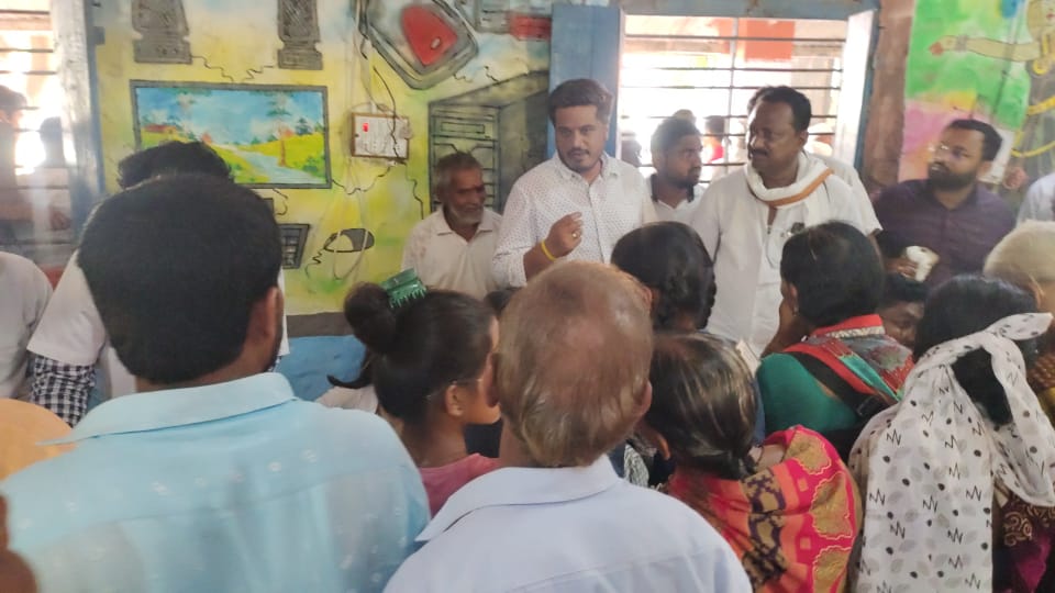 RRPSpeaks's tweet photo. माझ्या वाढदिवसानिमित्त मतदारसंघातील प्रत्येक गावात #KJIDF च्या माध्यामतून नेत्र तपासणी शिबिर घेण्यात येत असून यामध्ये तपासणी केलेल्या नागरिकांना इंम्पोर्टेड क्वालिटीचे चष्मे देण्यात येत आहेत. या शिबि���ाला भेट देऊन नागरीक आणि डॉक्टरांशी संवाद साधला. https://t.co/cr5HWoRG6q