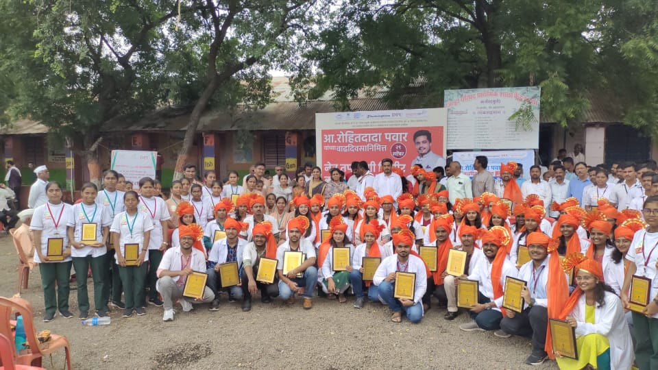 RRPSpeaks's tweet photo. यावेळी शिबिरासाठी आलेल्या डॉक्टरांचा सत्कार केला. या शिबिरासाठी डॉ. डी. वाय. पाटील आयुर्वेदीक महाविद्यालय, पुणे व्हिजन कॅटॅलिस्ट फंड, जतन फाऊंडेशन, रिस्टोरिंग व्हिजन, एस्सीलोर आणि बारामती ॲग्रो या संस्थांचं ���ोलाचं सहकार्य मिळत आहे. https://t.co/Dg6vL9Nfce