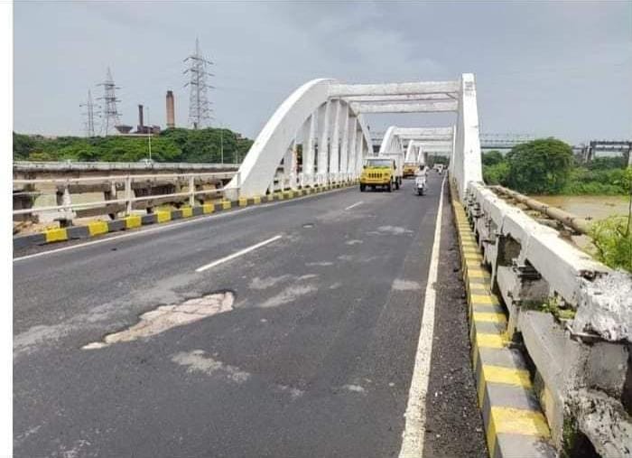 mustaf_ruby2006's tweet image. ಬಿಜೆಪಿಯ 40% ಕಮಿಷನ್ ದಂಧೆ ಪ್ರಧಾನಿ ಮೋದಿಗಾಗಿ ಖರ್ಚು ಮಾಡುವ ಹಣದಿಂದ ಕೂಡಾ ಹೊರತಾಗಿಲ್ಲ, ಪ್ರಧಾನಿಯವರ ಸೇವೆಗಾಗಿ ಮಂಗಳೂರಿನ ಕೂಳೂರು ಬಿರ್ಡ್ಜ್ ನಲ್ಲಿ ಹಾಕಲಾದ ಡಾಂಬಾರು ಎದ್ದು ಹೋಗಿದೆ, ಬಿಜೆಪಿ ಯವರ ಕಲಪೆ ಕಾಮಗಾರಿಯಿಂದ ಪ್ರಧಾನಿ ಸಾಗುವಾಗ ಅವಘಡ ಸಂಭವಿಸಿದ್ದರೆ ಬೊಮ್ಮಾಯಿ ಯವರು ಹೊಣೆ ಹೊತ್ತುಕೊಳ್ಳುತ್ತಿದ್ದರೆ? @BSBommai