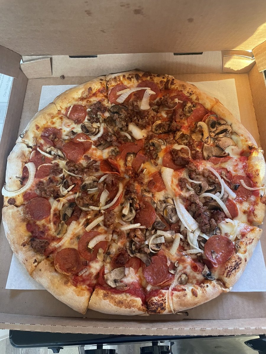 StevenBabbActs's tweet photo. Tony’s Special with angry bread sticks
😎
#Napolis
@npgnapoli https://t.co/81xqcxFqEQ