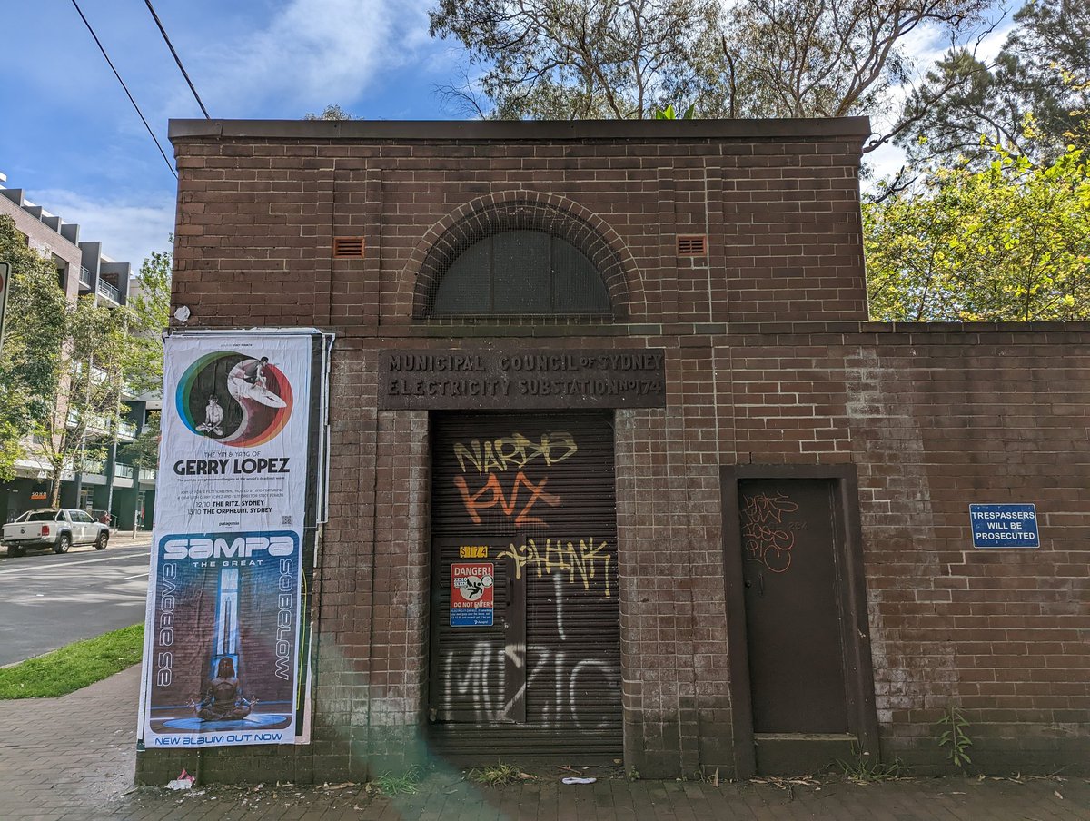 elliottbledsoe's tweet photo. 'Municipal Council of Sydney' and 'Electricity Substation No. 174'
Corner of McEvoy and George Streets, Waterloo
#ForgottenType #Namesigns #ElectricitySubstations #SydneyHisyory #HistoricSydney https://t.co/cua7IfS0NT