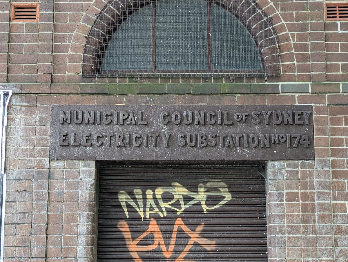 elliottbledsoe's tweet photo. 'Municipal Council of Sydney' and 'Electricity Substation No. 174'
Corner of McEvoy and George Streets, Waterloo
#ForgottenType #Namesigns #ElectricitySubstations #SydneyHisyory #HistoricSydney https://t.co/cua7IfS0NT