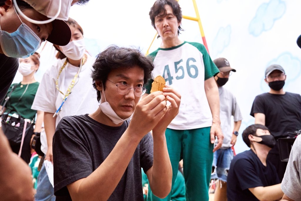 DiscussingFilm's tweet photo. Hwang Dong-hyuk is the first Asian director to win Best Directing for a Drama Series at the #Emmys

See the full winners list: https://t.co/I1qYPbCjd3 https://t.co/t3j0PjoGgr