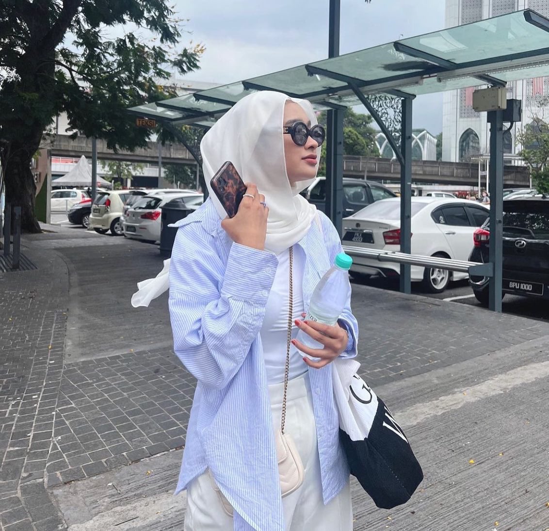 CoveredScarf's tweet photo. A smile is a great way to start off your
day🌤

Breathtakingly beautiful Sarra in our NJABC - Off White💕 https://t.co/ITfUKGQ4H9
