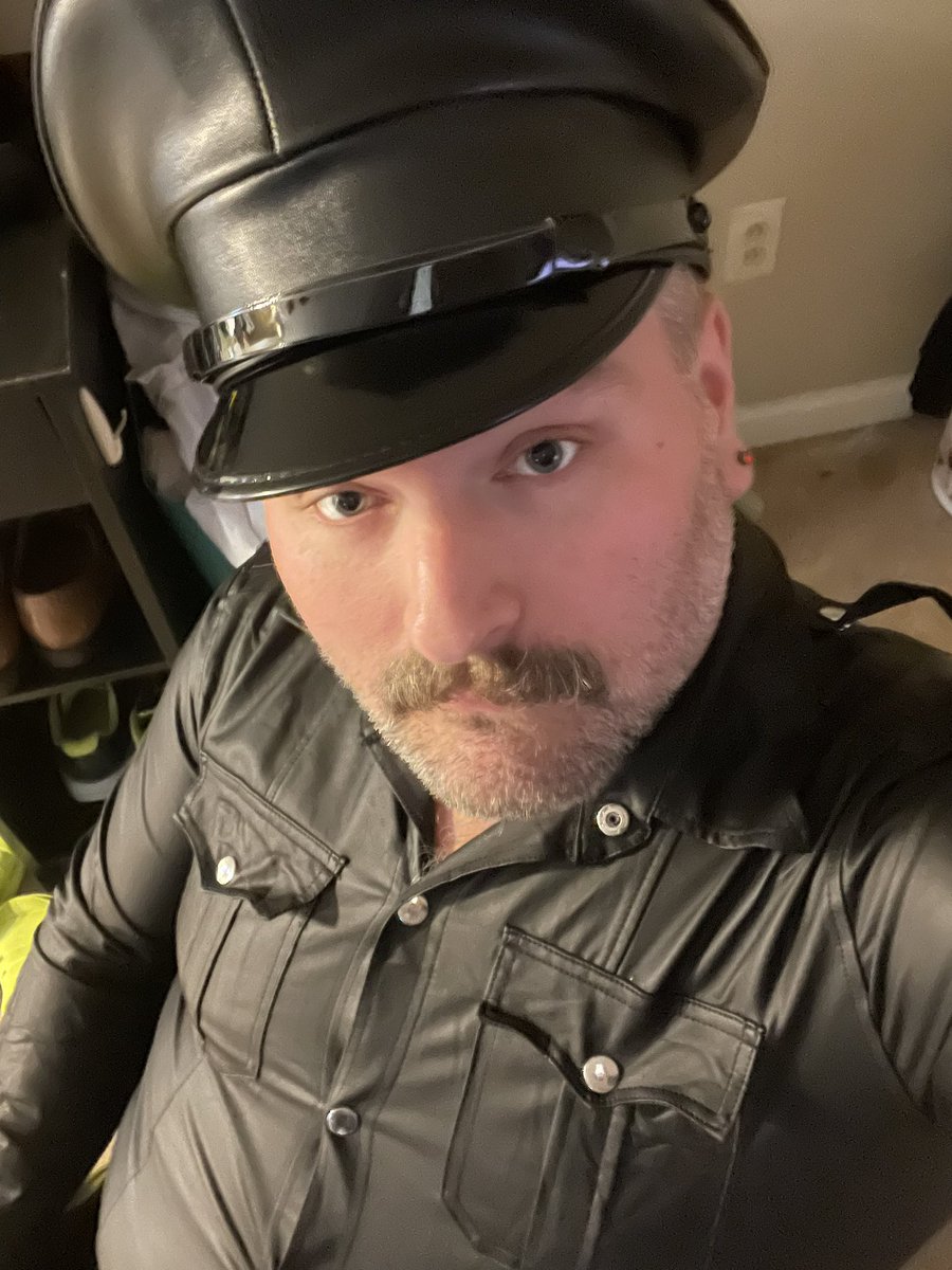 derrick_alger's tweet photo. #leather #submissive #newhampshire #bondage #slave #looking #pupintraining #collarme #cageme https://t.co/3BcH856BVv