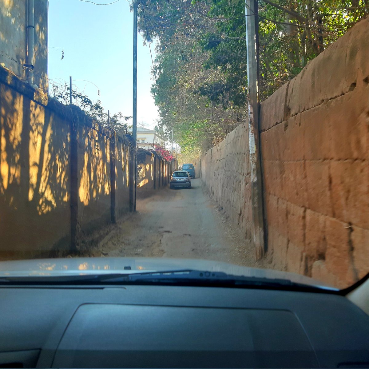 Njivatahiry's tweet photo. Le raccourci de #Tsarasaotra pour éviter l'immense embouteillage sur l'axe stade #Alarobia. #TrafTnr https://t.co/NLCX9ftWVY