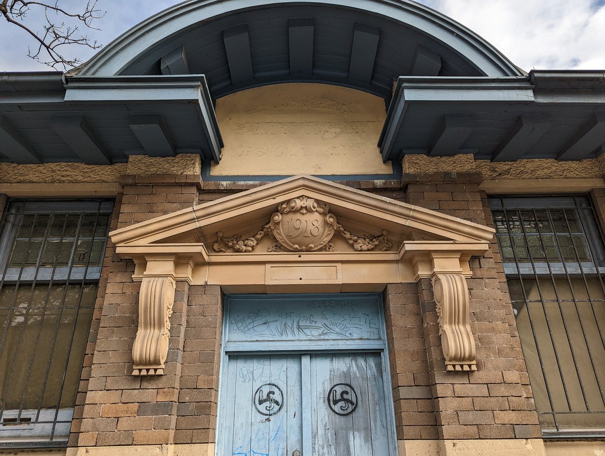 elliottbledsoe's tweet photo. 'Commercial Banking Company of Sydney Limited' and '1918'
Corner of Redfern Street and Glover Lane, Redfern.
#ForgottenType #Namesigns #Datestones #SydneyHistory #HistoricSydney https://t.co/WJOz8xV6sb
