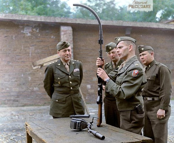 AccAxis's tweet photo. American soldiers with captured German weaponry;
1st pic - StG-44
2nd pic - American officers examine a "Krummlauf"
3rd pic - US soldier poses with captured P08 in Iraq of all places
4th pic - Special forces armed with MP40s which found their way in 'Nam through France https://t.co/NbXvIS4v3U