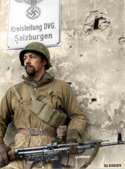 AccAxis's tweet photo. American soldiers with captured German weaponry;
1st pic - StG-44
2nd pic - American officers examine a "Krummlauf"
3rd pic - US soldier poses with captured P08 in Iraq of all places
4th pic - Special forces armed with MP40s which found their way in 'Nam through France https://t.co/NbXvIS4v3U