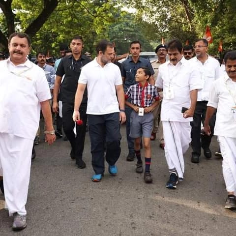 IYCKarnataka's tweet image. ಎಲ್ಲಾ ಪಾದಯಾತ್ರಿಗಳು ಮತ್ತು ಕೇರಳದ ಜನರ ಉತ್ಸಾಹವು ಅಸಾಧಾರಣವಾಗಿದೆ.
ತಿರುವನಂತಪುರಂನಿಂದ ಮುಂಜಾನೆಯ ದೃಶ್ಯಗಳು.
#BharatJodoYatra  🇮🇳