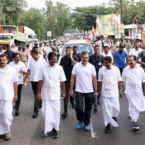 IYCKarnataka's tweet image. ಎಲ್ಲಾ ಪಾದಯಾತ್ರಿಗಳು ಮತ್ತು ಕೇರಳದ ಜನರ ಉತ್ಸಾಹವು ಅಸಾಧಾರಣವಾಗಿದೆ.
ತಿರುವನಂತಪುರಂನಿಂದ ಮುಂಜಾನೆಯ ದೃಶ್ಯಗಳು.
#BharatJodoYatra  🇮🇳