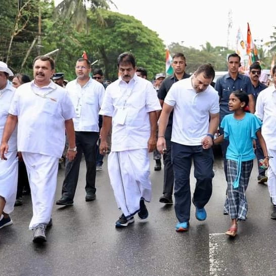 IYCKarnataka's tweet image. ಎಲ್ಲಾ ಪಾದಯಾತ್ರಿಗಳು ಮತ್ತು ಕೇರಳದ ಜನರ ಉತ್ಸಾಹವು ಅಸಾಧಾರಣವಾಗಿದೆ.
ತಿರುವನಂತಪುರಂನಿಂದ ಮುಂಜಾನೆಯ ದೃಶ್ಯಗಳು.
#BharatJodoYatra  🇮🇳