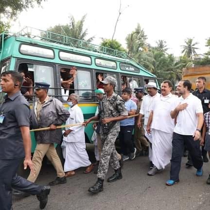 IYCKarnataka's tweet image. ಎಲ್ಲಾ ಪಾದಯಾತ್ರಿಗಳು ಮತ್ತು ಕೇರಳದ ಜನರ ಉತ್ಸಾಹವು ಅಸಾಧಾರಣವಾಗಿದೆ.
ತಿರುವನಂತಪುರಂನಿಂದ ಮುಂಜಾನೆಯ ದೃಶ್ಯಗಳು.
#BharatJodoYatra  🇮🇳