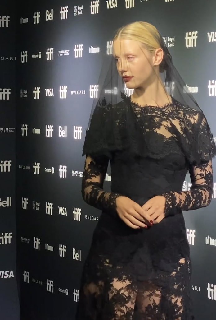 graveyardquy's tweet photo. mia goth at the pearl premiere oh my god https://t.co/Eh9uGsxMAX