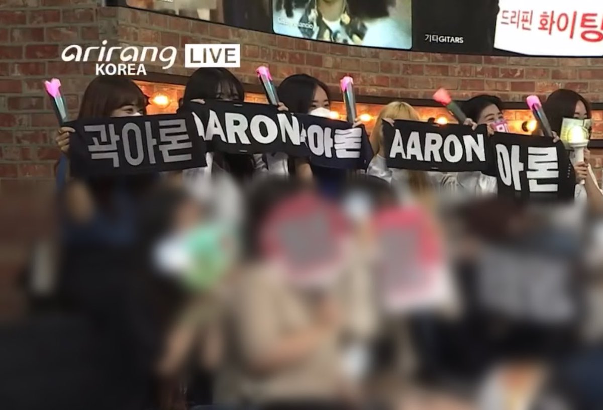Ron_Bling_Bling's tweet photo. Our LOΛEs nim who worked so hard holding up Aaron’s slogan throughout the show ㅠㅠ for an hour.. I hope you all had a great time with Aaron. You all worked so hard. Thank you 😭😭😭 ..

#뉴이스트 #LOΛE #러브 #우리러브 #AARON #THEAARONKWAK #아론 https://t.co/rvoqM2vuXF