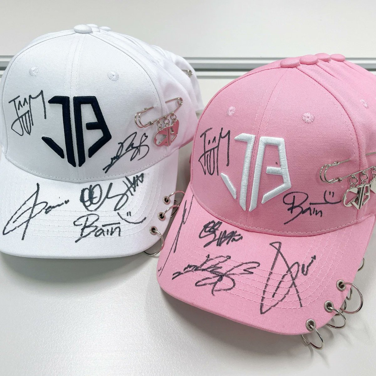 JNBCANADA's tweet image. 🎁 JNB Entertainment Special Giveaway Event🎁
JUST B Special Canada Concert Tour Limited Edition Hat 
-White/Pink Color only
-Any Country Participation possible (Special delivery ) UPS or DHL 
✍️Win a JUST B Members autograph  Special Edition Limited Hat  🧢 
#JUSTB #GIVEAWAY