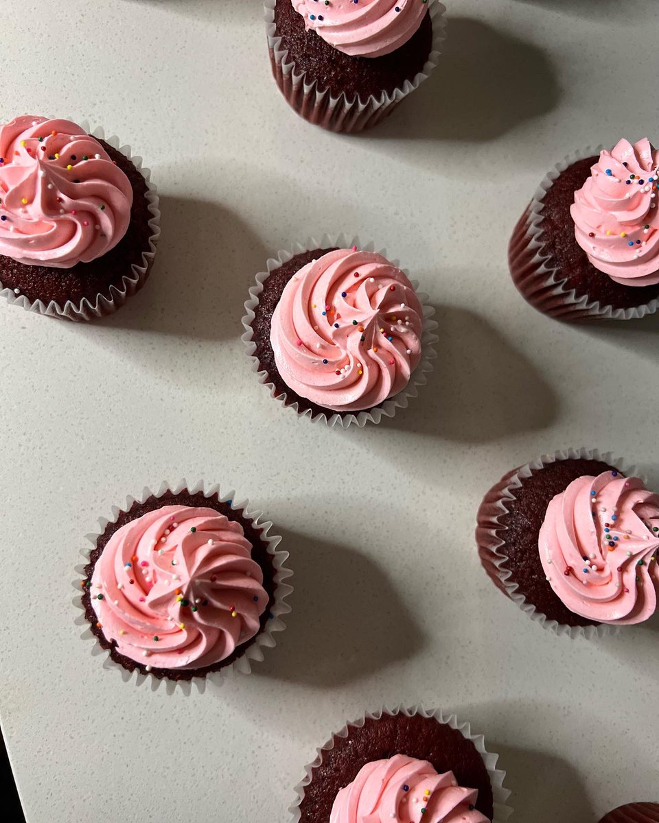 anthon005's tweet photo. Love making tall cakes :) Happy Birthday Emerson! https://t.co/S0P5YqCvHu