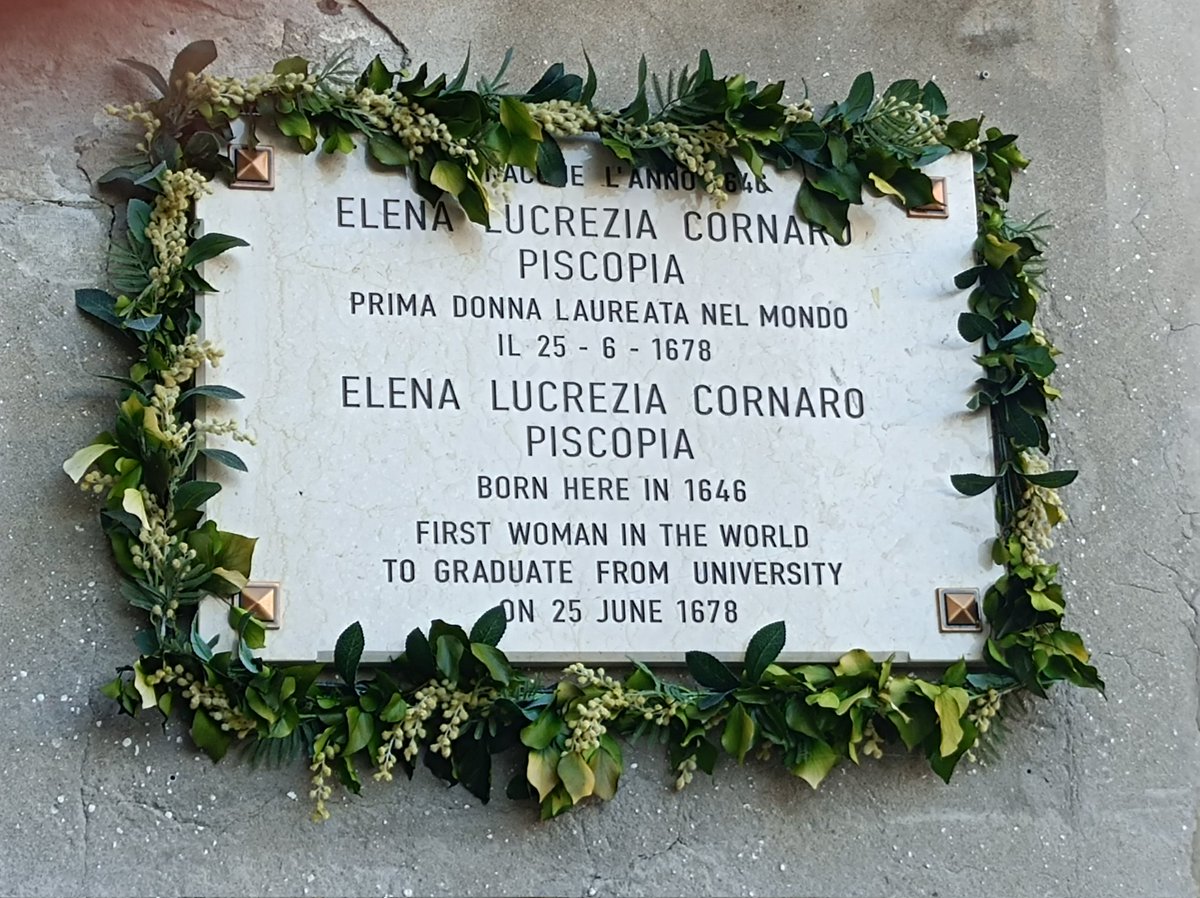 Cuando paseando por Venecia, te encuentras esta placa 'Elena Lucrezia Cornaro Piscopia fue una filósofa veneciana que en 1678 se convirtió en la primera mujer del mundo en licenciarse y recibir un doctorado en filosofía'