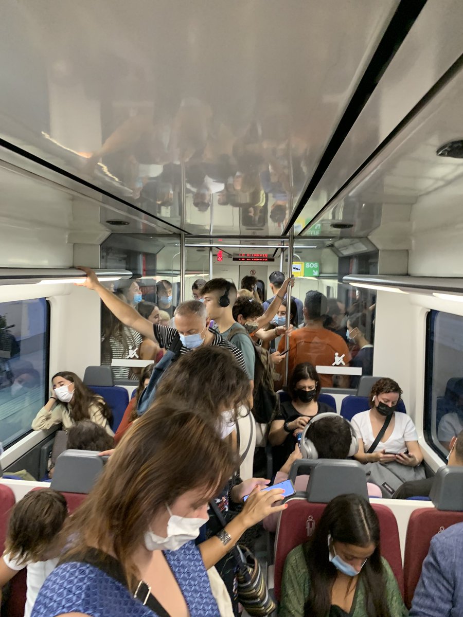 Para cuando más trenes en la línea Barcelona- Vallès <a href="/FGC/">FGC</a>? No hay derecho que vayamos como sardinas en lata y un calor agobiante #SantCugat