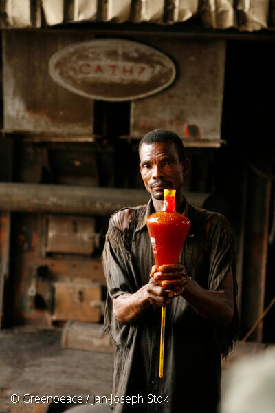 GreenpeaceAfrik's tweet image. Pour pallier la pénurie d’huile de palme, le Cameroun veut augmenter la production. Les ONGs locales s’y opposent et  recommandent la restauration des anciennes plantations sans augmenter les surfaces cultivées 👉👉 bit.ly/3DtmLqi