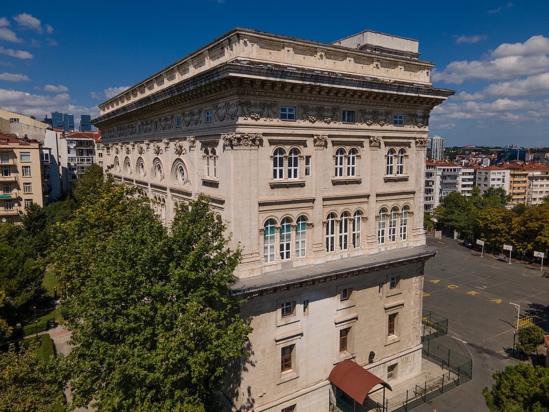 YildizEdu's tweet image. YTÜ Maçka Mesleki ve Teknik Anadolu Lisesi yeni eğitim öğretim yılına ‘merhaba’ dedi! 🎉
 
111 yıllık inovasyon kültürümüz ve 80 yılı aşkın teknik eğitim geleneğiyle, geleceğin Yıldızları artık Maçka'da yetişecek. ✨