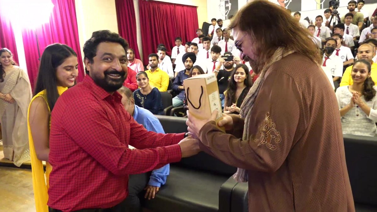 ipsacademy_IN's tweet photo. #IndorePublicSchool & #SchoolOfPerformingArts #IPSAcademy in collaboration with #SPIC #MACAY conducted a program of Padma Shree Pt. #VijayGhate ji, a well known #TablaPlayer and Famous #FluteArtist Pt. #RakeshChourasia ji, #SangeetNatakAcademy Award winner https://t.co/mubUhBtMHf
