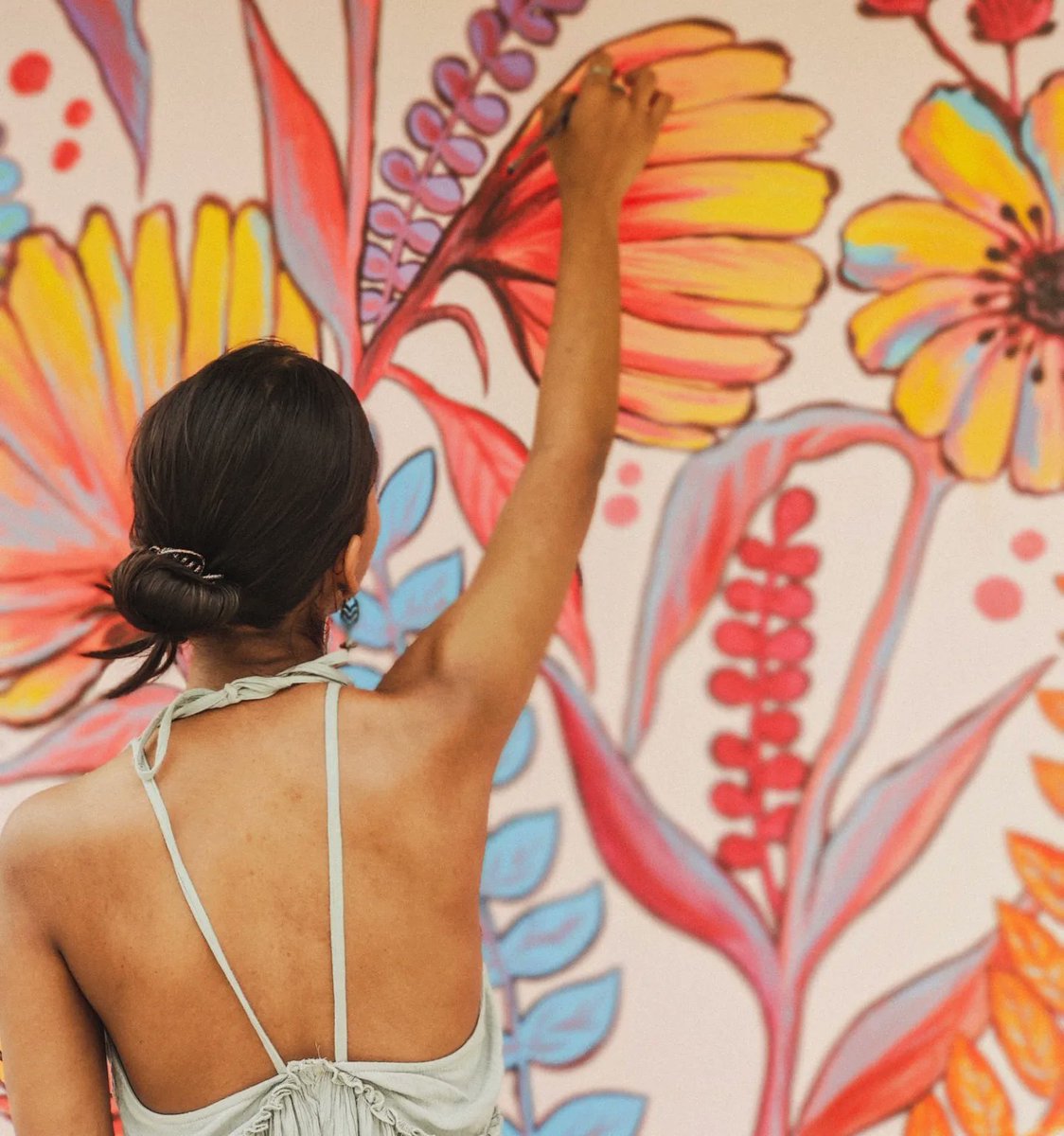 Divyaxbaid's tweet photo. #2 
Finally getting to share the mural picture w you'all. This was 46 sq. feet area, had so much fun working on this. Tell me how you like it in the comments below!👀🌸
#mural #muralart #wallpainting #muralist #ArtistOnTwitter #murals #floralpainting #dailyarts #flowers https://t.co/ZCVX7tyHdz