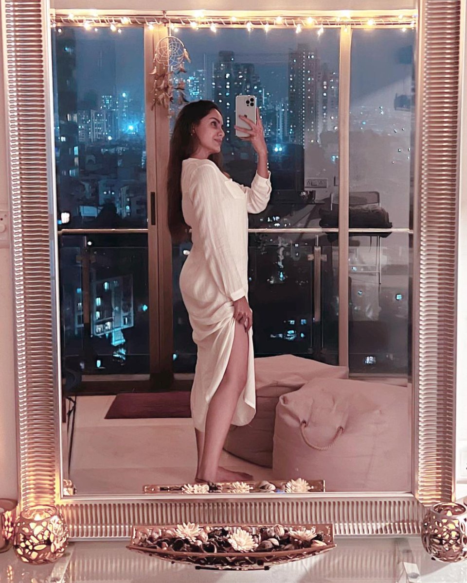DishaPardeshi9's tweet photo. Darling, you lost the moon while counting the stars 🤭

#evenings #sparkling #home #mirrorselfie #glitterworld #marathiactress #disshapardeshi https://t.co/towKJ9mKR6
