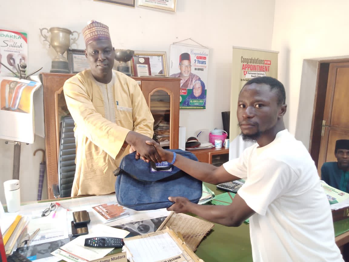 swag_initiative's tweet image. Our Youth Data Advocates in Bauchi state paid an advocacy visit to 4 Ministries and Development Agencies for the dissemination of our Data Made Simple storybooks.

#AYSRH #contraceptiveuse #datamadesimple #dms #dataweynohard #health #development