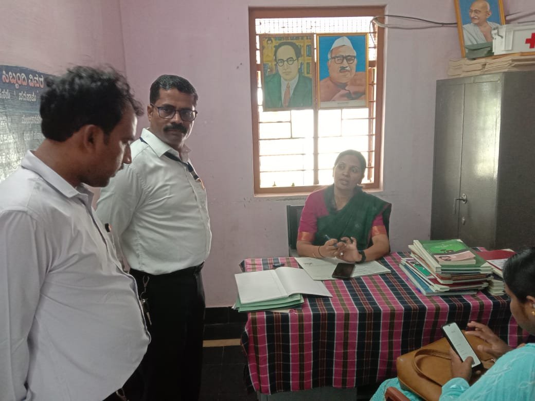 SWDGoK's tweet photo. ದಿನಾಂಕ: ೧೩/೦೯/೨೦೨೨ ರಂದು ಹರಪನಹಳ್ಳಿ ತಾಲೂಕಿನ ಸಹಾಯಕ ನಿರ್ದೇಶಕರಾದ ಶ್ರೀಮತಿ.ರೇಣುಕಾದೇವಿ ರವರು ಅನಿರೀಕ್ಷಿತವಾಗಿ ವಿಜಯನಗರ ಜಿಲ್ಲೆ ಹರಪನಹಳ್ಳಿ ತಾಲೂಕಿನ ಅರಸೀಕೆರೆಯ ಸರ್ಕಾರಿ ಬಾಲಕರ ಮೆಟ್ರಿಕ್ ನಂತರದ ವಿದ್ಯಾರ್ಥಿನಿಲಯಕ್ಕೆ ಭೇಟಿ ನೀಡಿ ಪರಿಶೀಲನೆ ನಡೆಸಿದರು. (1/2)
#Viajayanagara #Hostel #student
@KotasBJP https://t.co/9lXckMIq62