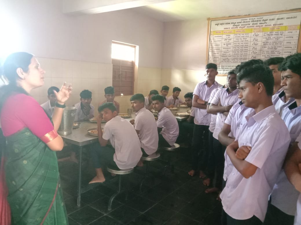 SWDGoK's tweet photo. ದಿನಾಂಕ: ೧೩/೦೯/೨೦೨೨ ರಂದು ಹರಪನಹಳ್ಳಿ ತಾಲೂಕಿನ ಸಹಾಯಕ ನಿರ್ದೇಶಕರಾದ ಶ್ರೀಮತಿ.ರೇಣುಕಾದೇವಿ ರವರು ಅನಿರೀಕ್ಷಿತವಾಗಿ ವಿಜಯನಗರ ಜಿಲ್ಲೆ ಹರಪನಹಳ್ಳಿ ತಾಲೂಕಿನ ಅರಸೀಕೆರೆಯ ಸರ್ಕಾರಿ ಬಾಲಕರ ಮೆಟ್ರಿಕ್ ನಂತರದ ವಿದ್ಯಾರ್ಥಿನಿಲಯಕ್ಕೆ ಭೇಟಿ ನೀಡಿ ಪರಿಶೀಲನೆ ನಡೆಸಿದರು. (1/2)
#Viajayanagara #Hostel #student
@KotasBJP https://t.co/9lXckMIq62