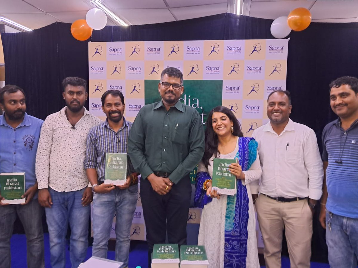 BloomsburyIndia's tweet photo. Sapna Book House in Koramangala, Bangalore hosted an engaging session with @jsaideepak where they discussed his books- #IndiaThatIsBharat and #IndiaBharatAndPakistan. 
#TheBharatBookTour https://t.co/V5FKRuvdNZ