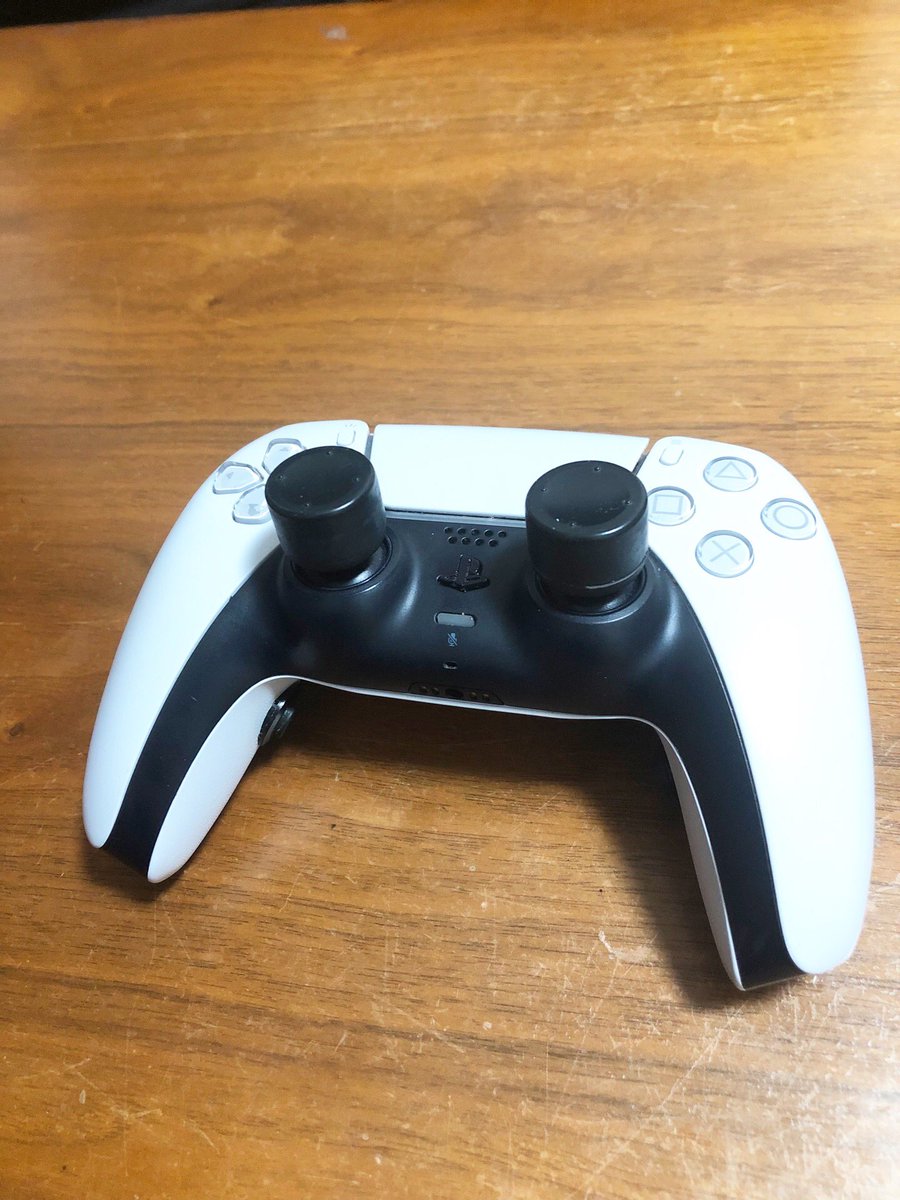 dachi0708's tweet photo. 前から興味あった背面ボタン付きコントローラー。動画とかで調べてたら自分で出来そうだったからパーツ揃えてとりあえず完成🤗
一応動作確認もしてちゃんと動いたけどすぐ壊れないかだけが心配🫠
制作費まさかの800円で済んだけどめちゃくちゃ大変だった🤮
#PS5 #DualSense5 #背面ボタン https://t.co/TWJfNW0eYD