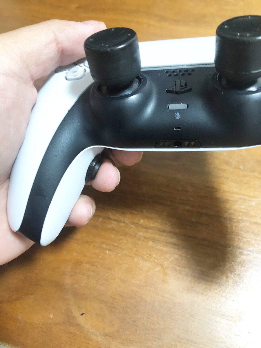 dachi0708's tweet photo. 前から興味あった背面ボタン付きコントローラー。動画とかで調べてたら自分で出来そうだったからパーツ揃えてとりあえず完成🤗
一応動作確認もしてちゃんと動いたけどすぐ壊れないかだけが心配🫠
制作費まさかの800円で済んだけどめちゃくちゃ大変だった🤮
#PS5 #DualSense5 #背面ボタン https://t.co/TWJfNW0eYD