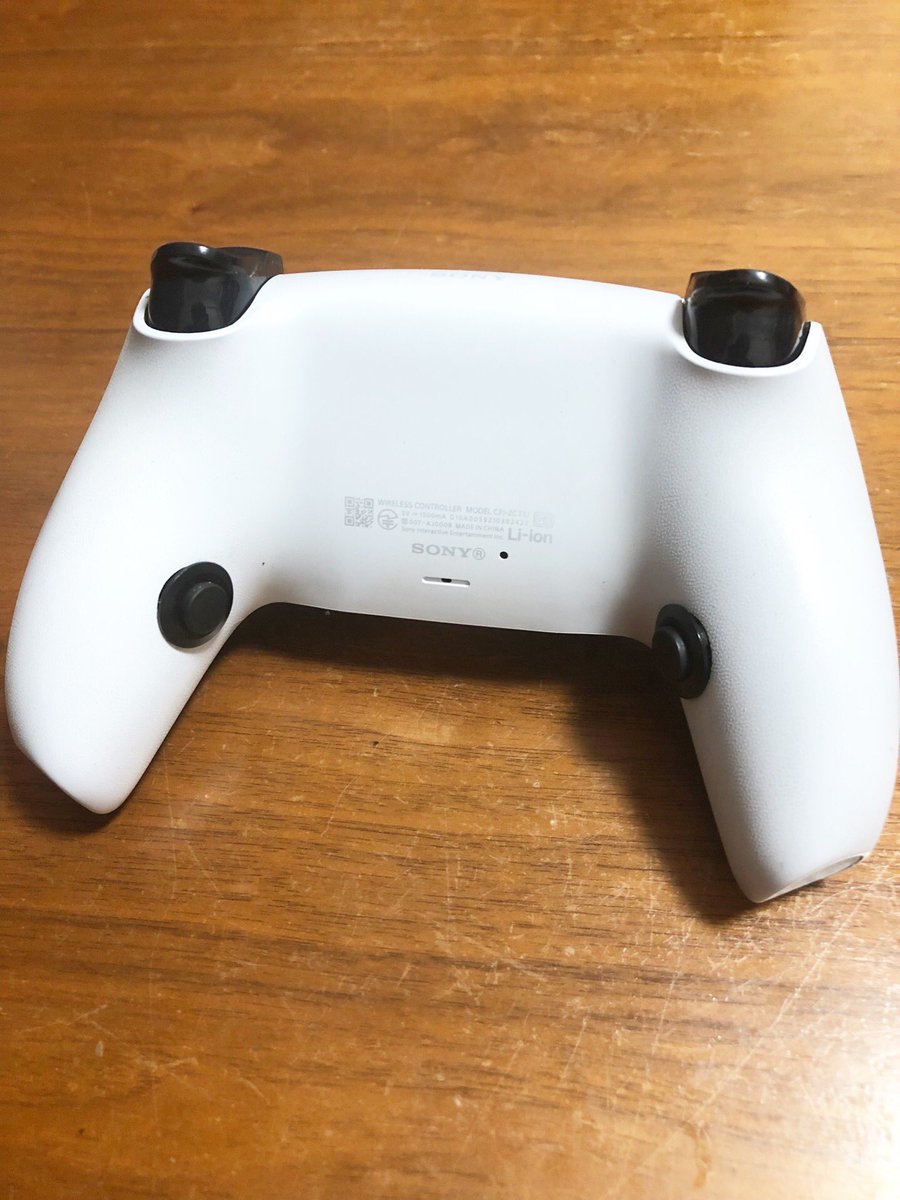 dachi0708's tweet photo. 前から興味あった背面ボタン付きコントローラー。動画とかで調べてたら自分で出来そうだったからパーツ揃えてとりあえず完成🤗
一応動作確認もしてちゃんと動いたけどすぐ壊れないかだけが心配🫠
制作費まさかの800円で済んだけどめちゃくちゃ大変だった🤮
#PS5 #DualSense5 #背面ボタン https://t.co/TWJfNW0eYD
